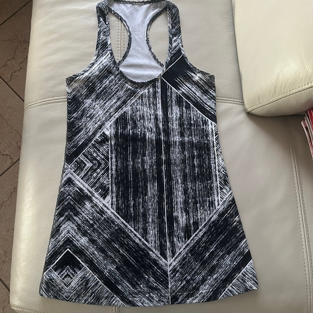 Lululemon Black and White Women’s RacerBack Athletic Shirt Size S